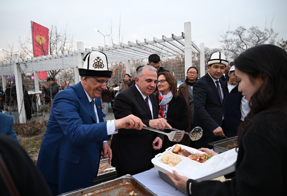 Manas Üniversitesi’nden 8 bin kişiye geleneksel sokak iftarı
