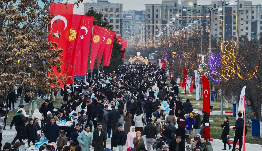 Manas Üniversitesi’nden 8 bin kişiye geleneksel sokak iftarı
