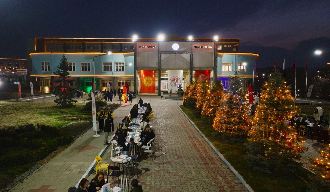 Manas Üniversitesi’nden 8 bin kişiye geleneksel sokak iftarı

