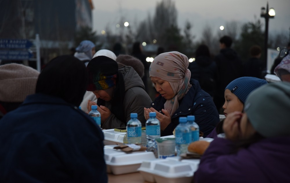 Manas Üniversitesi’nden 8 bin kişiye geleneksel sokak iftarı
