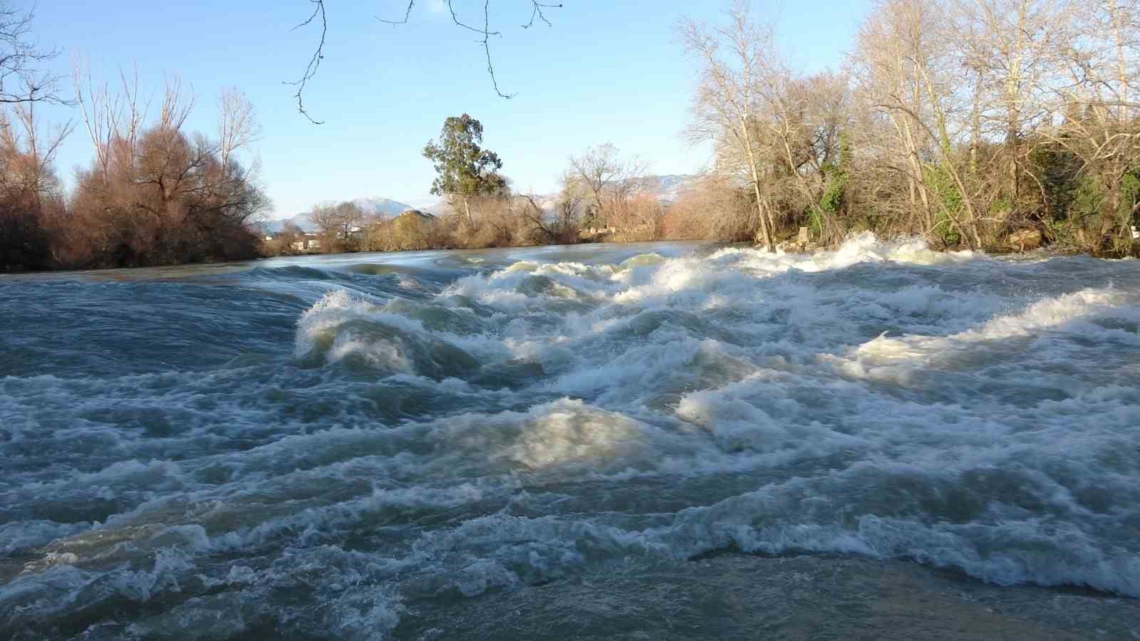 Manavgat Irmağı taştı, kenarındaki işletmeler sular altında kaldı
