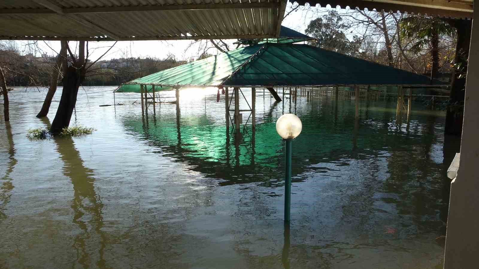 Manavgat Irmağı taştı, kenarındaki işletmeler sular altında kaldı
