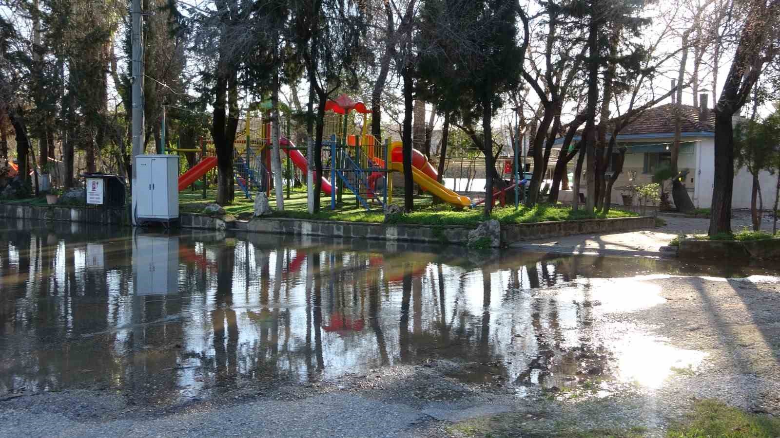 Manavgat Irmağı taştı, kenarındaki işletmeler sular altında kaldı
