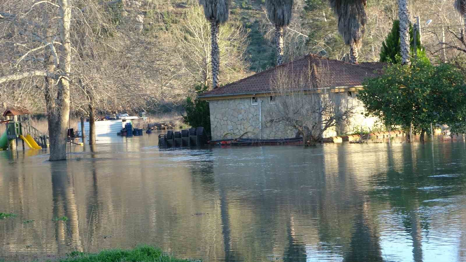 Manavgat Irmağı taştı, kenarındaki işletmeler sular altında kaldı
