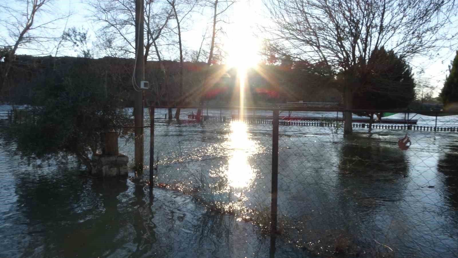 Manavgat Irmağı taştı, kenarındaki işletmeler sular altında kaldı
