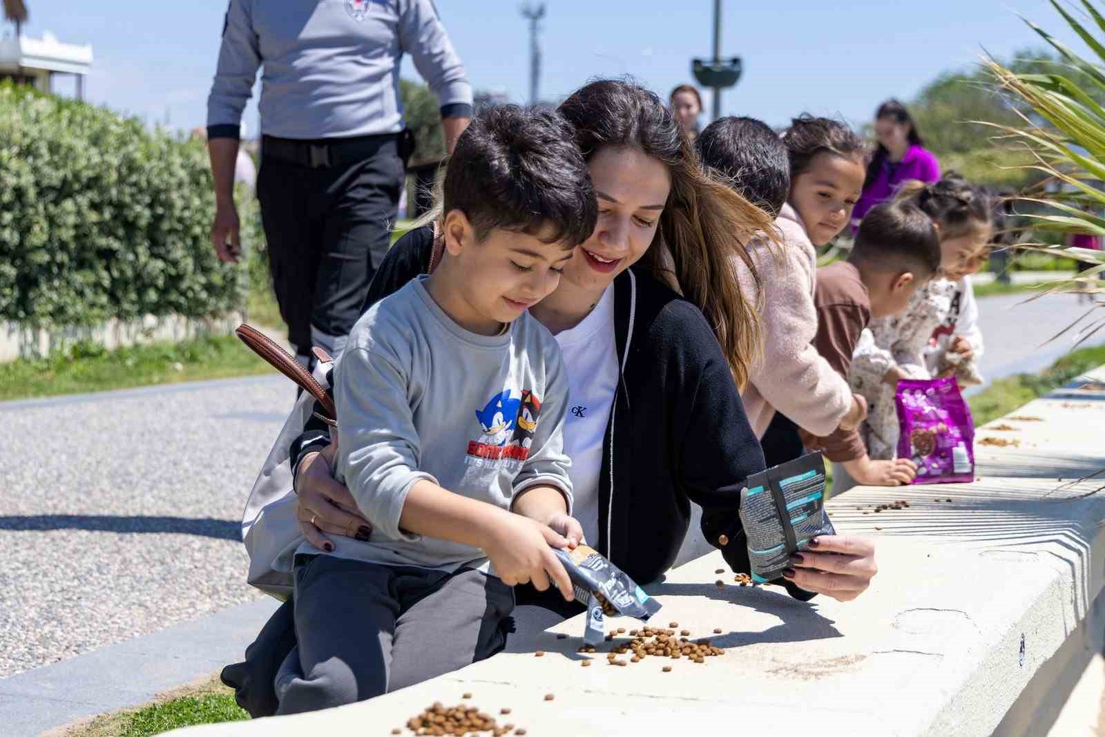 Manavgatlı minikler can dostları için sahada
