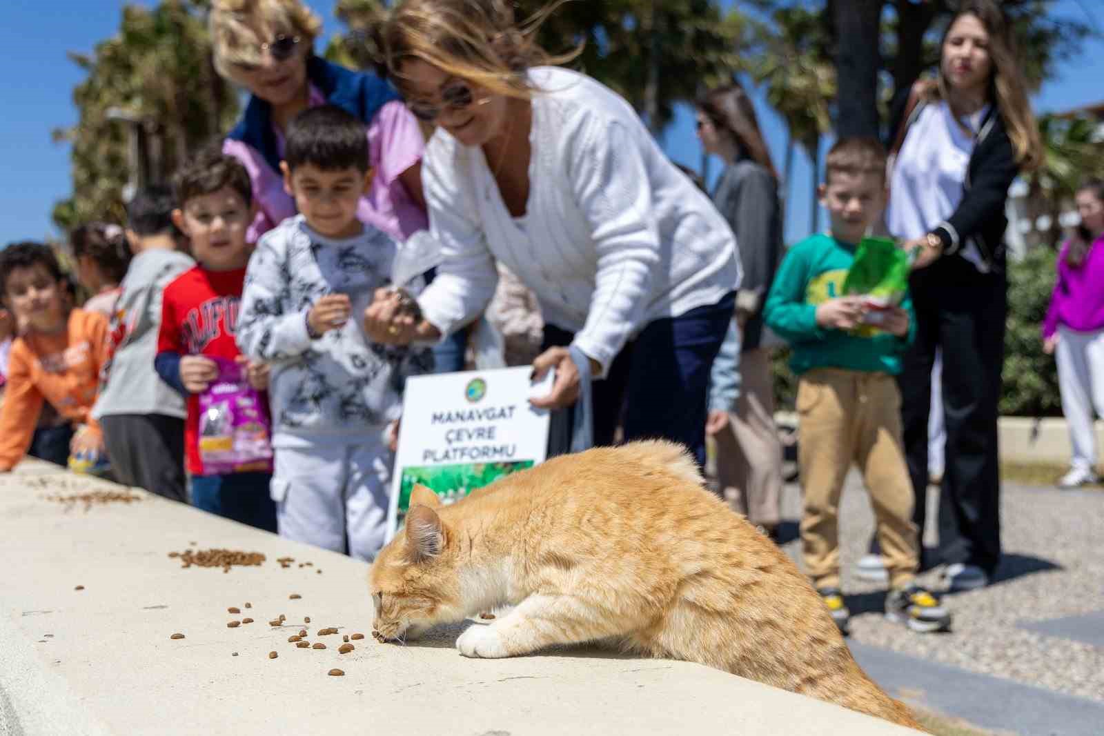 Manavgatlı minikler can dostları için sahada
