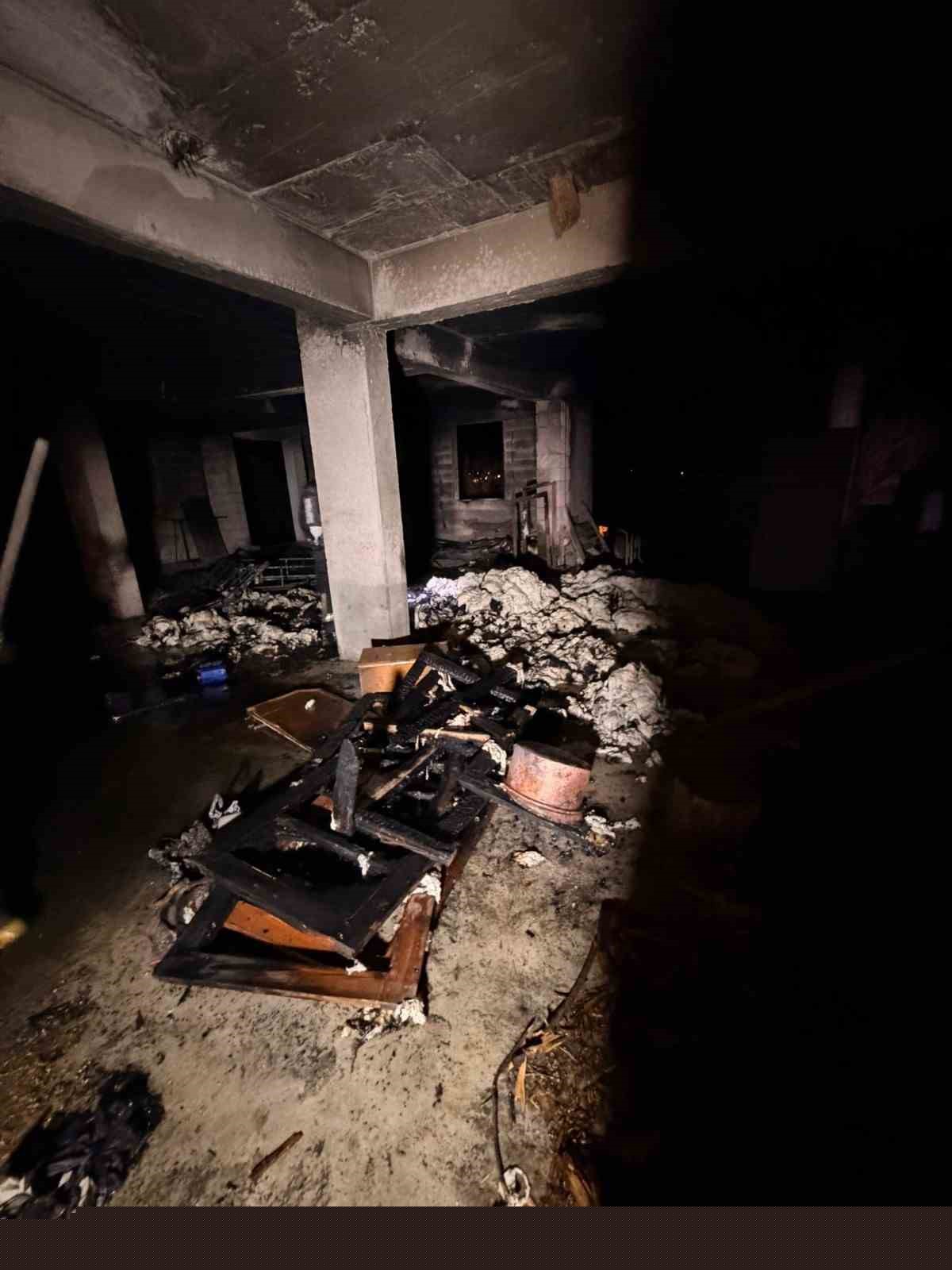 Manavgat’ta ardiye yangını korkuttu
