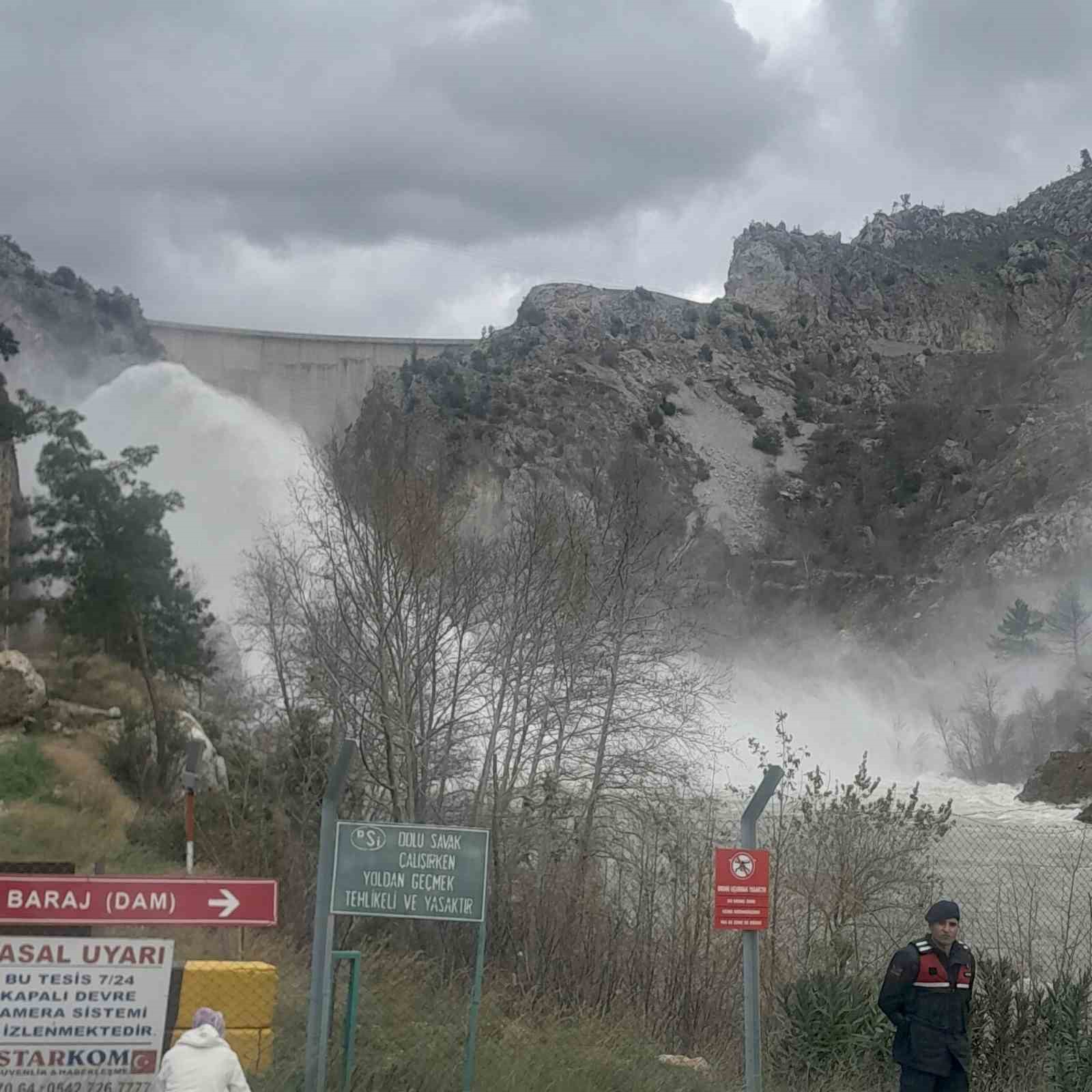 Manavgat’ta barajda taşkın riskine karşı su tahliyesi
