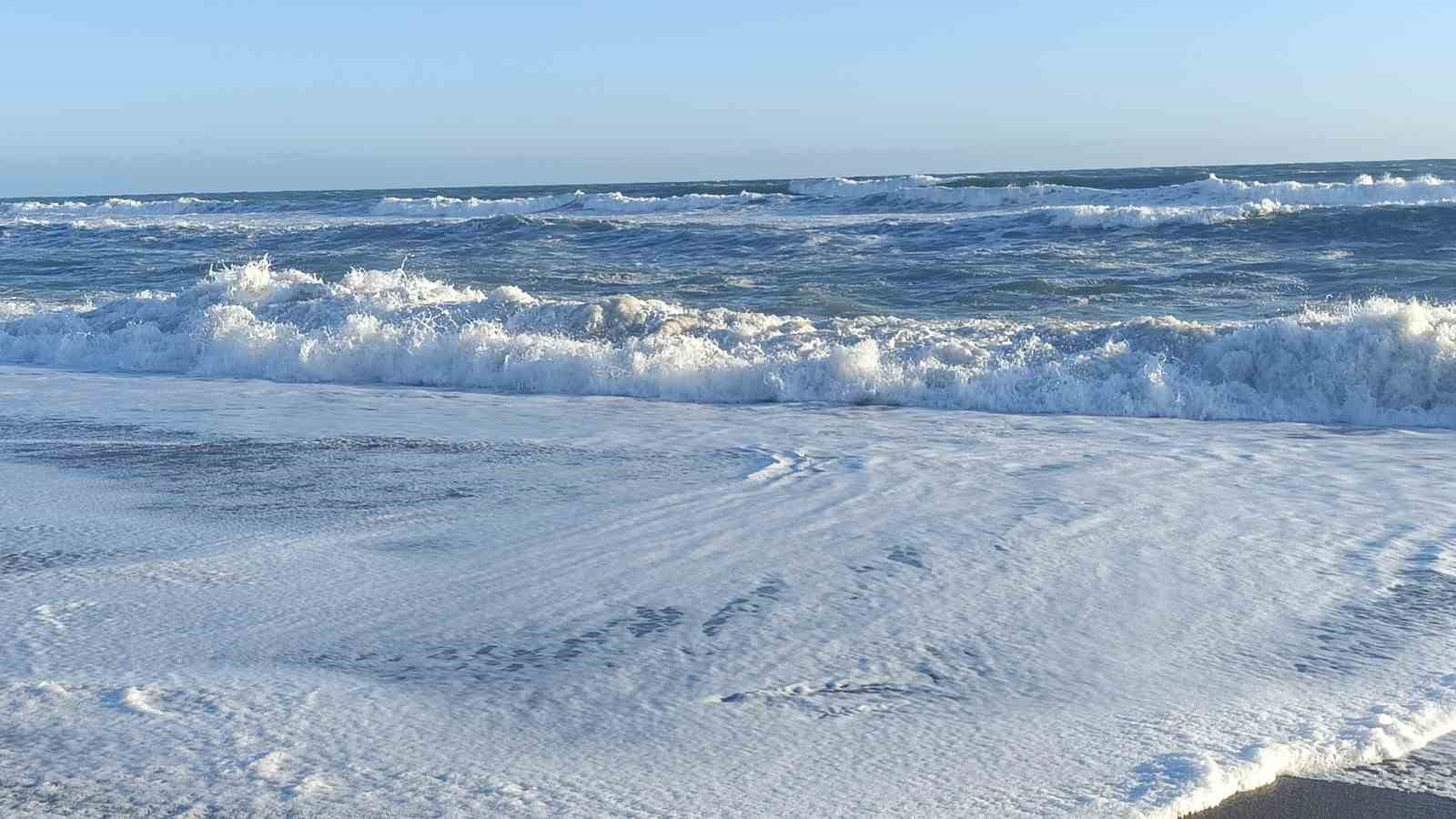 Manavgat’ta dev dalgalar Titreyengöl’ü denizle birleştirdi
