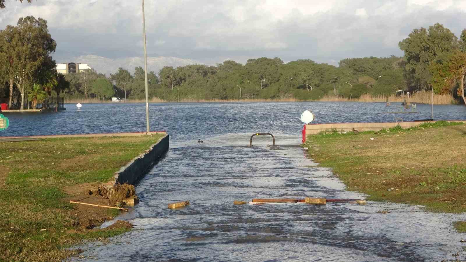 Manavgat’ta dev dalgalar Titreyengöl’ü denizle birleştirdi
