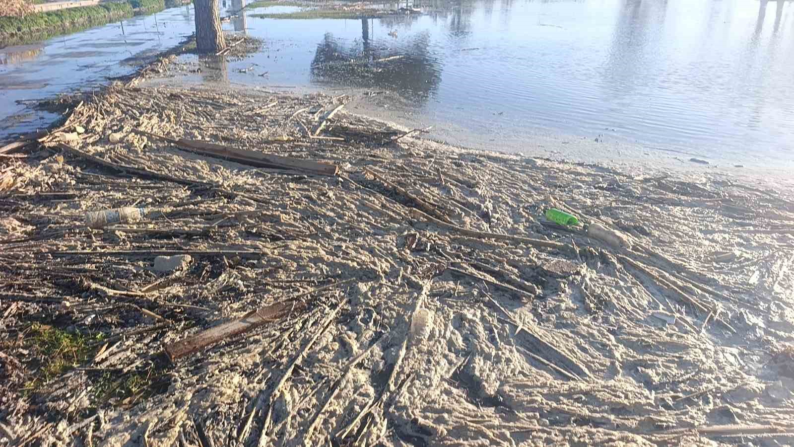 Manavgat’ta dev dalgalar Titreyengöl’ü denizle birleştirdi

