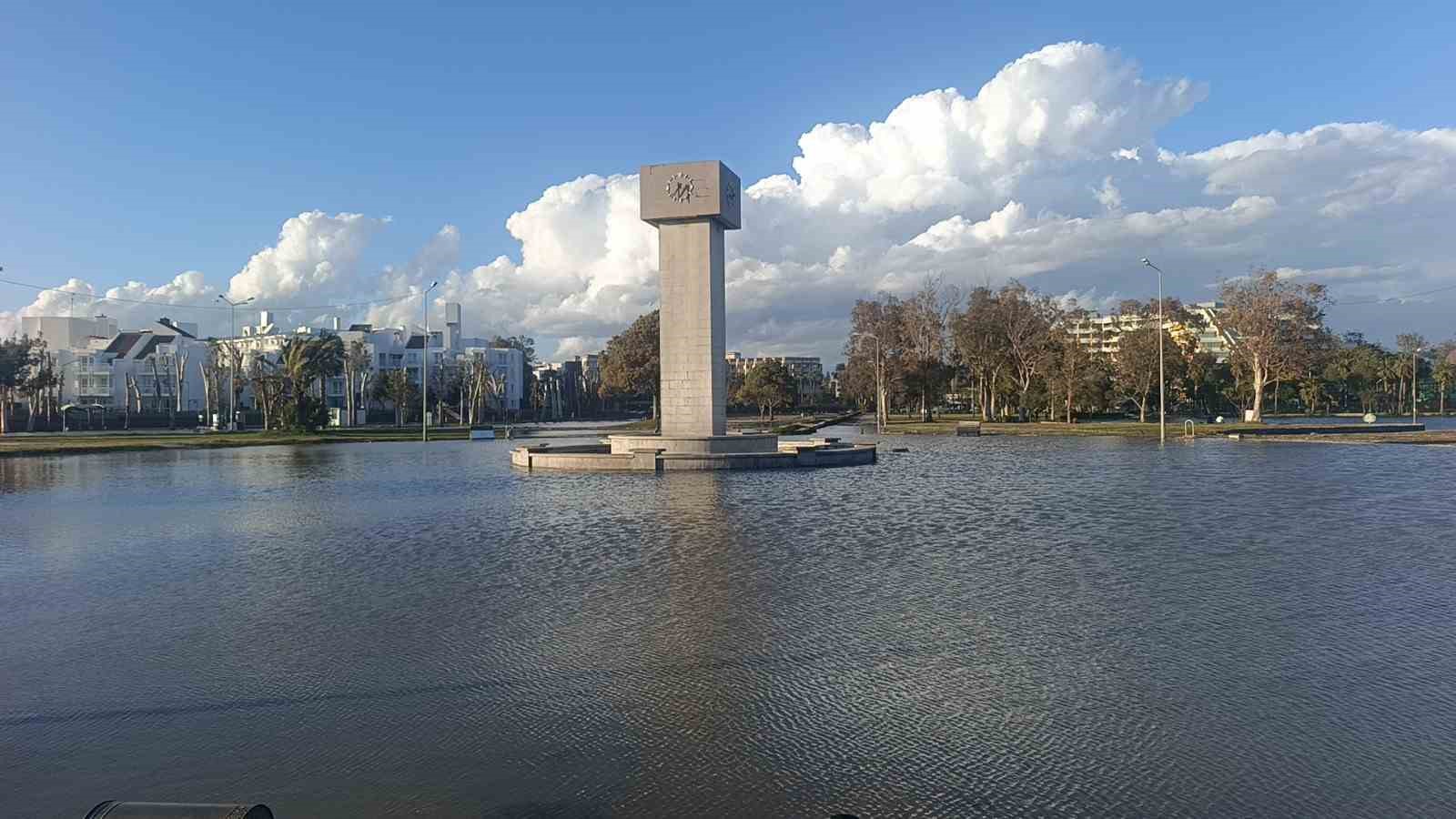 Manavgat’ta dev dalgalar Titreyengöl’ü denizle birleştirdi
