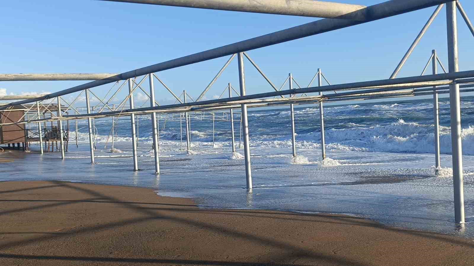 Manavgat’ta dev dalgalar Titreyengöl’ü denizle birleştirdi
