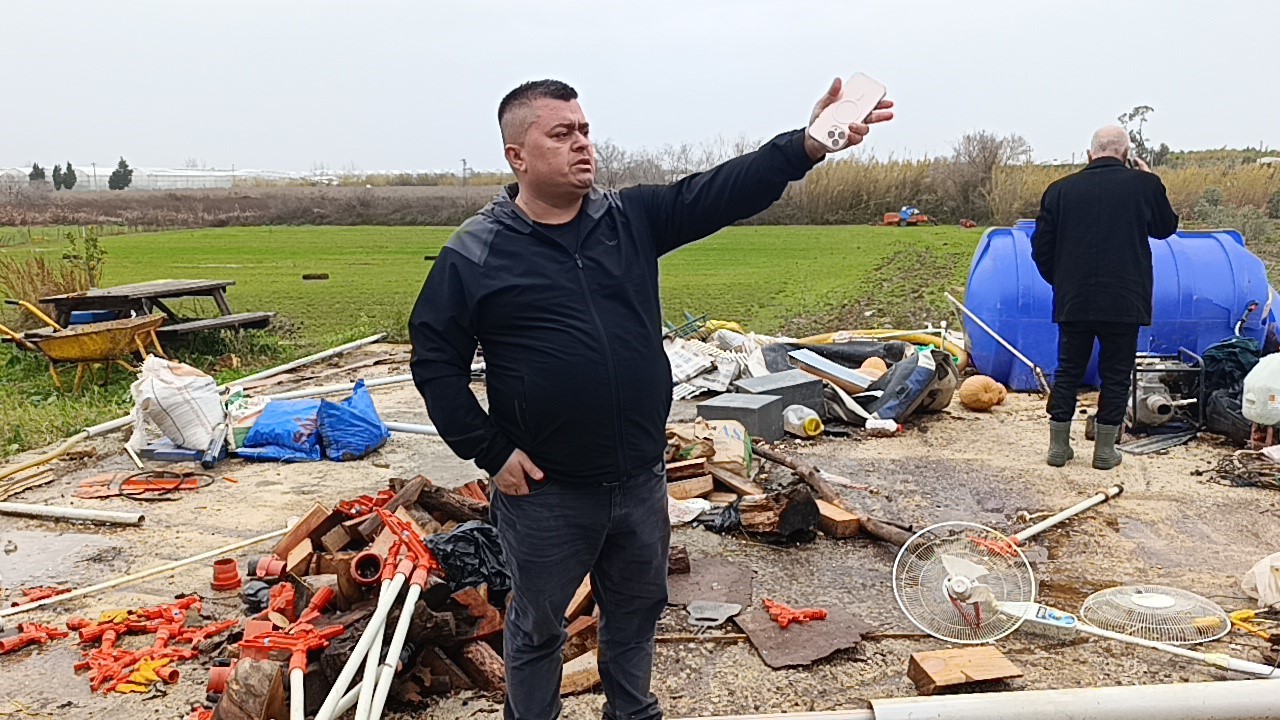 Manavgat’ta hortum 300 dönümlük alanda seraları yerle bir etti
