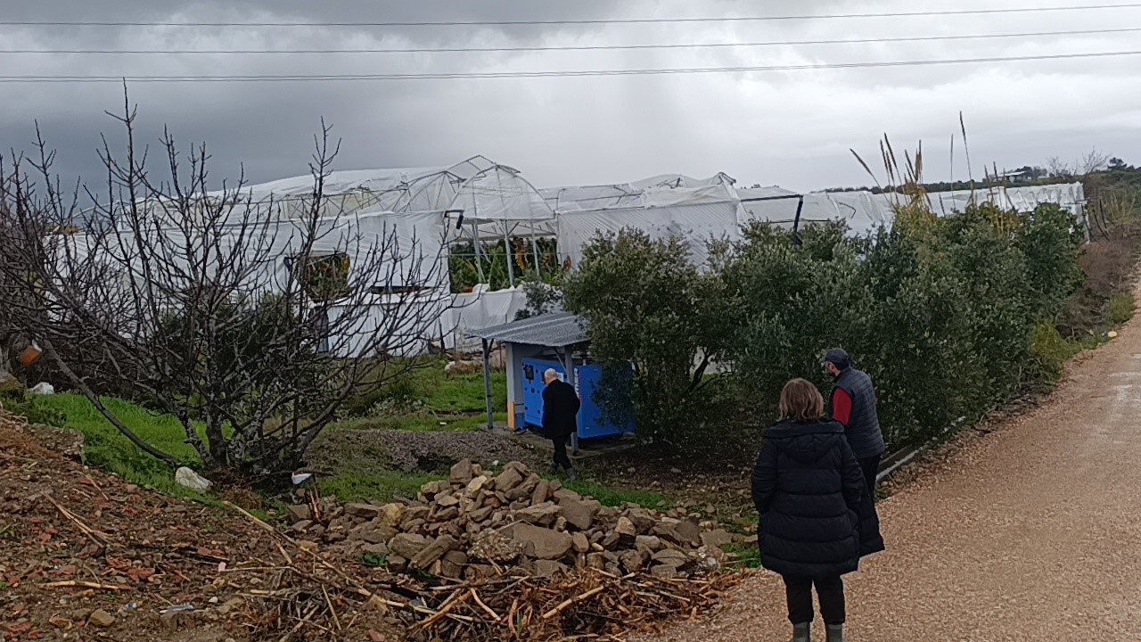 Manavgat’ta hortum 300 dönümlük alanda seraları yerle bir etti
