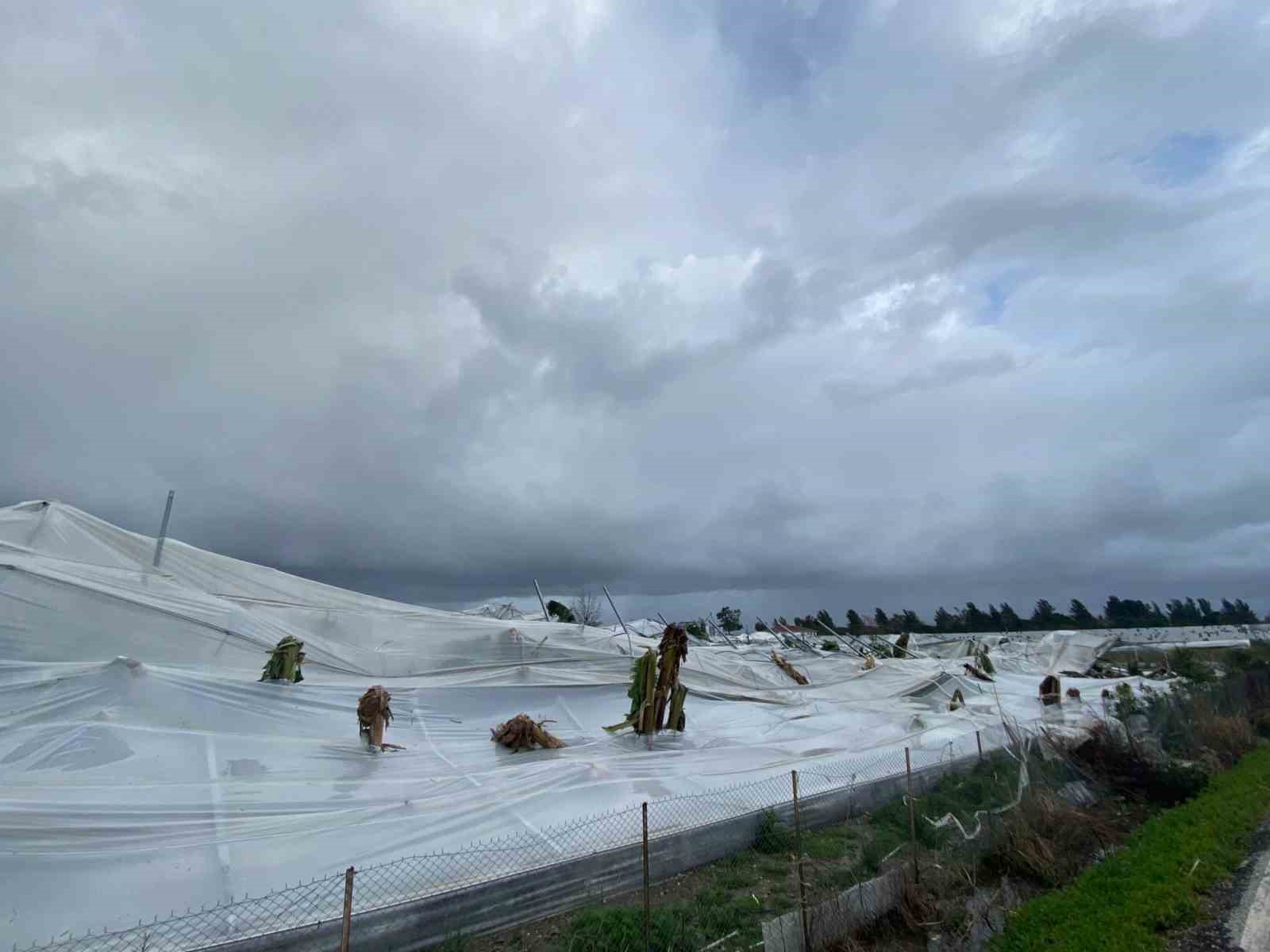 Manavgat’ta hortum üç mahalleyi harabeye çevirdi
