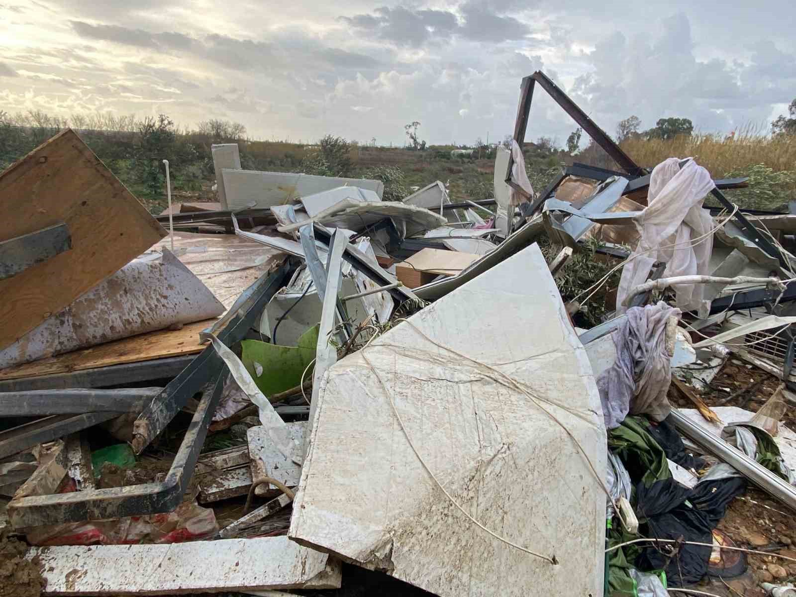 Manavgat’ta hortum üç mahalleyi harabeye çevirdi
