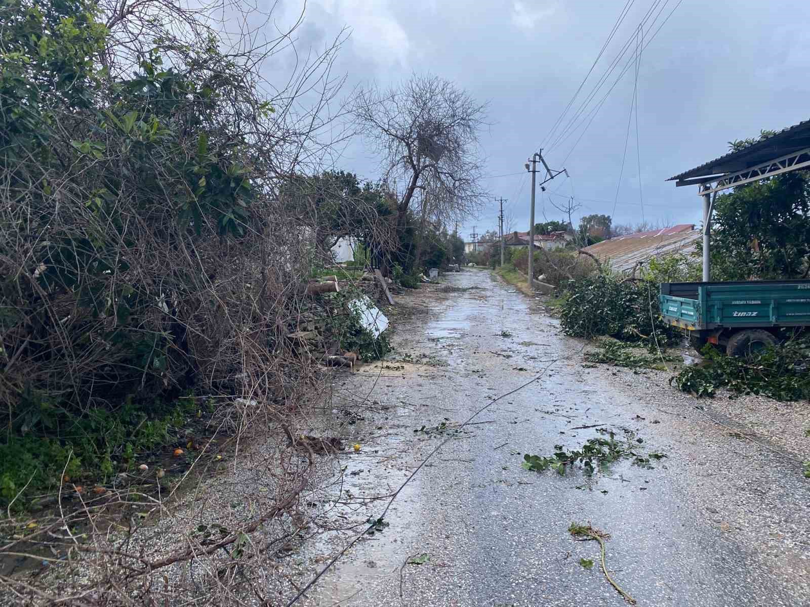 Manavgat’ta hortum üç mahalleyi harabeye çevirdi
