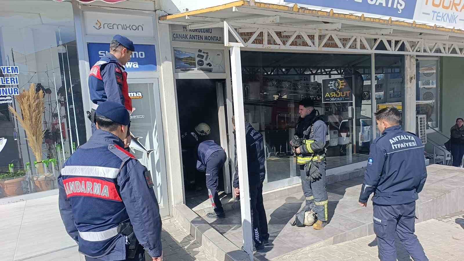 Manavgat’ta işyeri yangını ucuz atlatıldı
