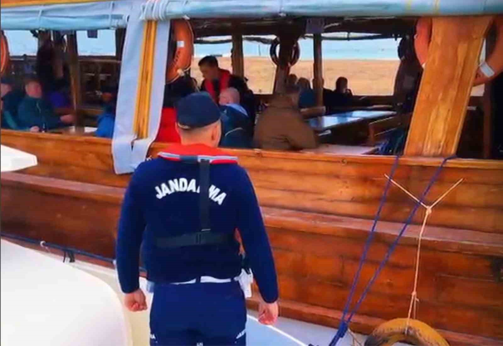Manavgat’ta jandarmadan deniz ve ırmakta bayram mesaisi
