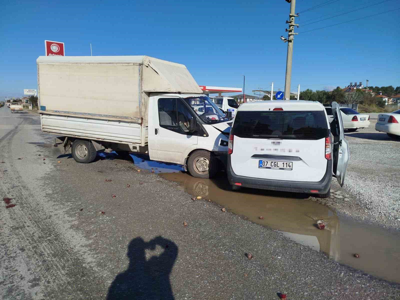 Manavgat’ta kamyonet ile çarpışan aracın sürücüsü yaralandı
