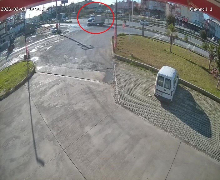 Manavgat’ta kamyonet ile çarpışan aracın sürücüsü yaralandı
