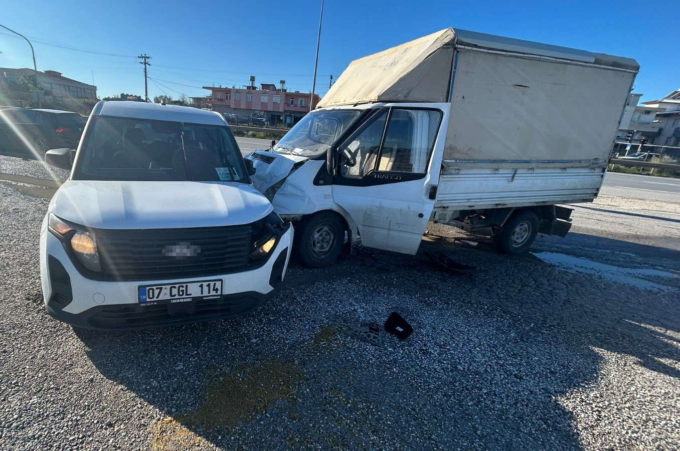 Manavgat’ta kamyonet ile çarpışan aracın sürücüsü yaralandı
