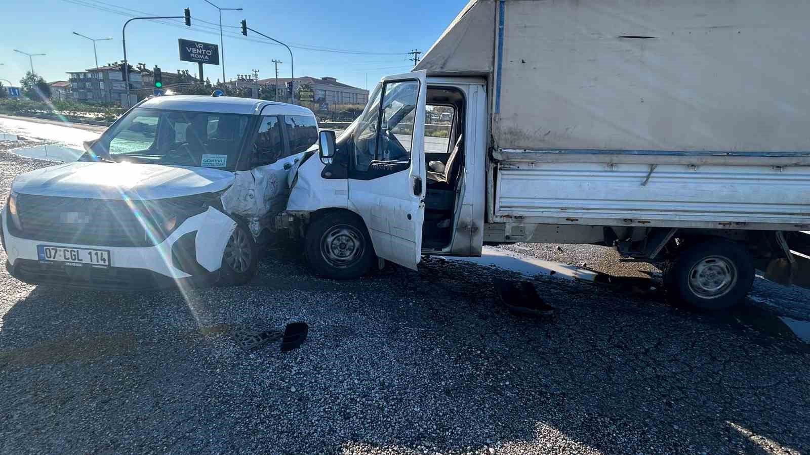 Manavgat’ta kamyonet ile çarpışan aracın sürücüsü yaralandı
