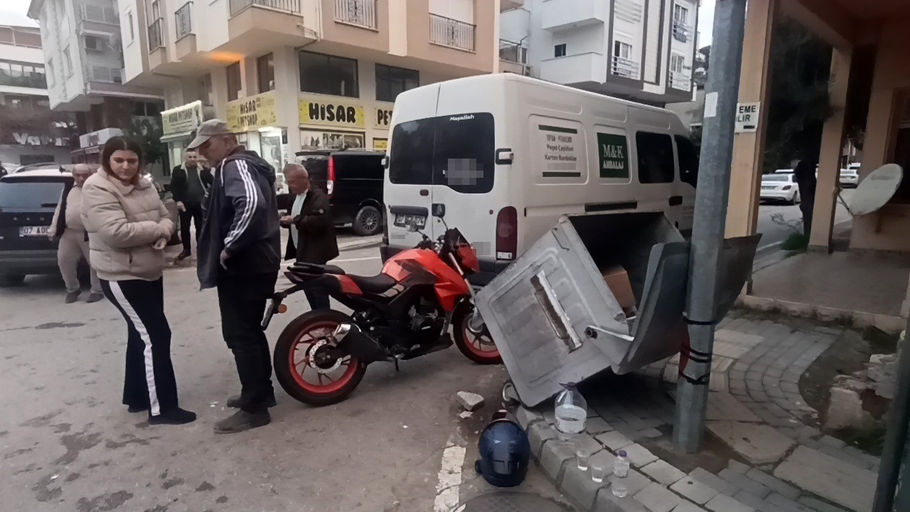 Manavgat’ta kamyonet ile motosiklet çarpıştı: 1 yaralı
