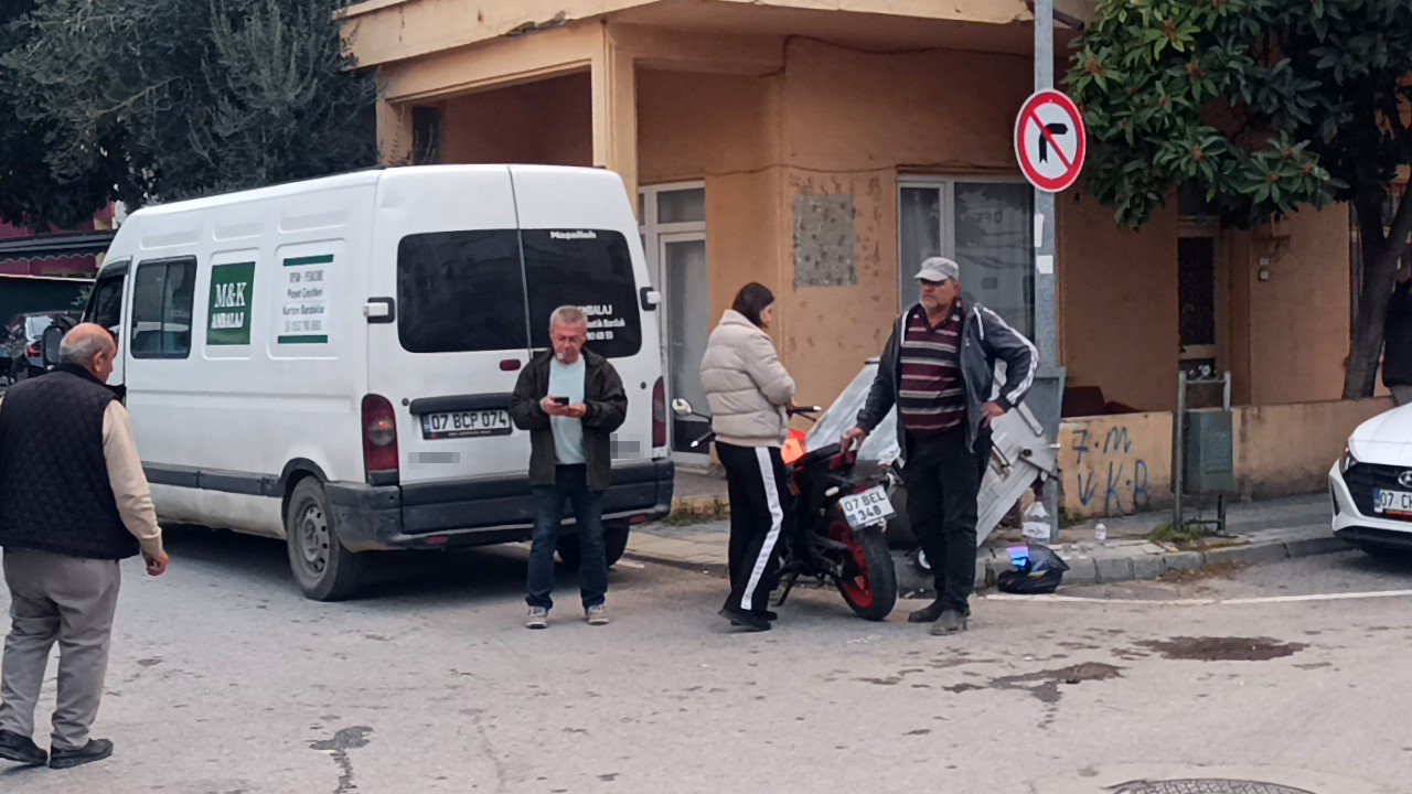 Manavgat’ta kamyonet ile motosiklet çarpıştı: 1 yaralı
