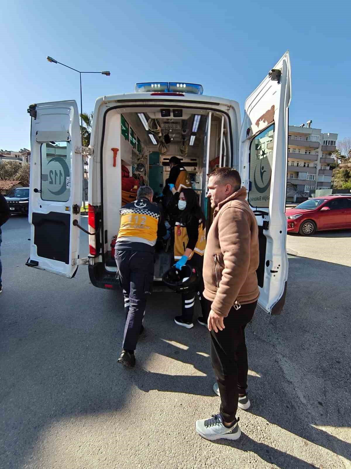 Manavgat’ta kamyonet ile motosiklet çarpıştı: 1 yaralı
