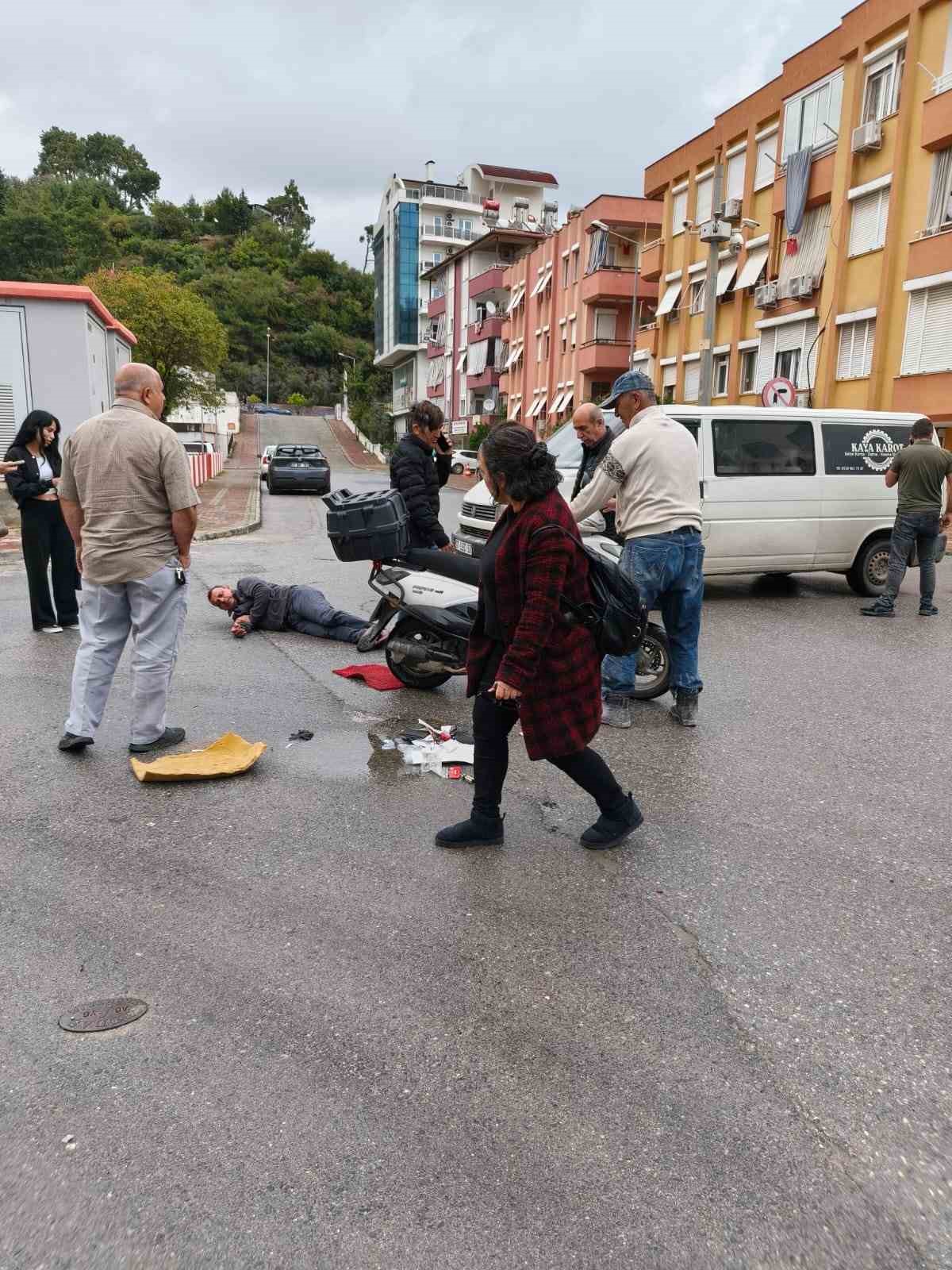 Manavgat’ta kamyonetle çarpışan motosikletin sürücüsü yaralandı
