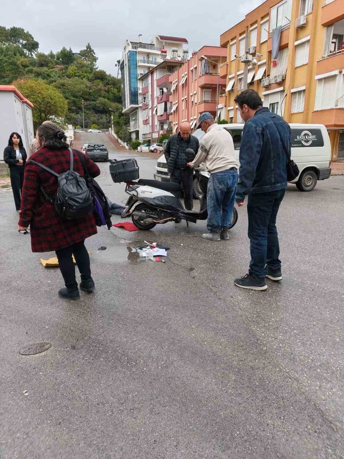 Manavgat’ta kamyonetle çarpışan motosikletin sürücüsü yaralandı
