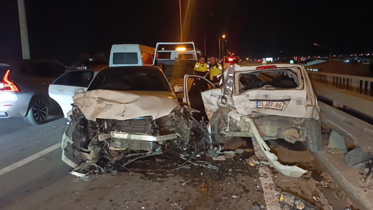 Manavgat’ta köprülü kavşakta zincirleme kaza: 2 yaralı
