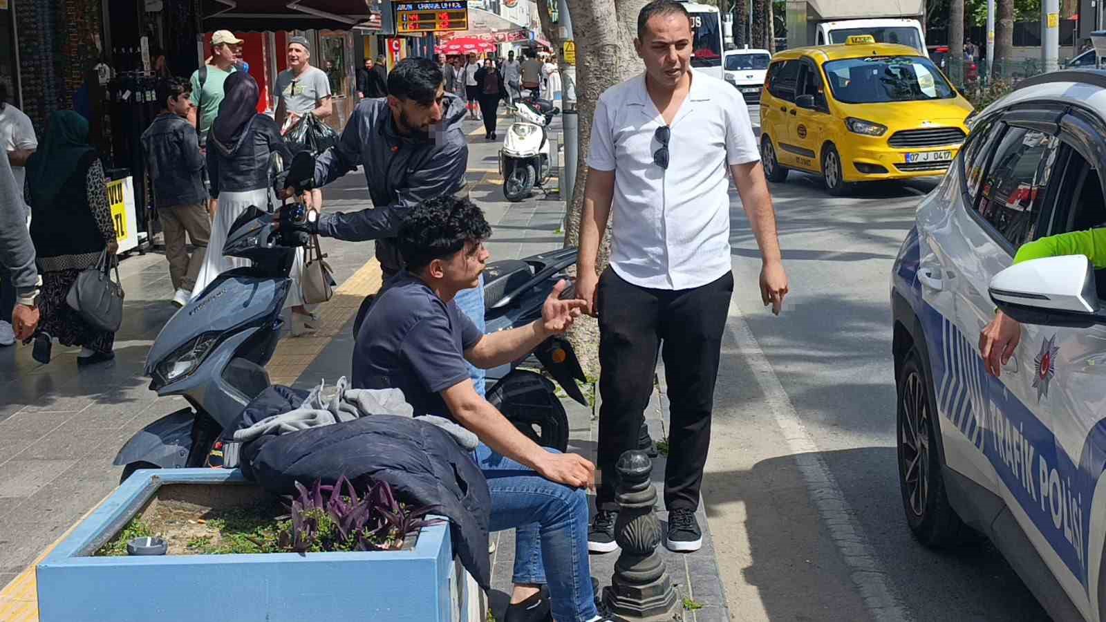 Manavgat’ta korkutan kazada sürücü kask sayesinde hayatta kaldı
