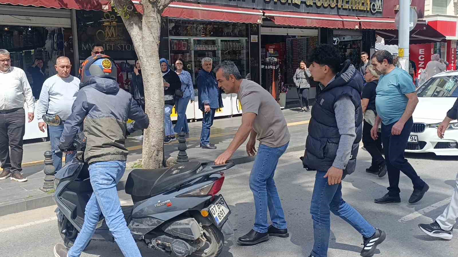 Manavgat’ta korkutan kazada sürücü kask sayesinde hayatta kaldı
