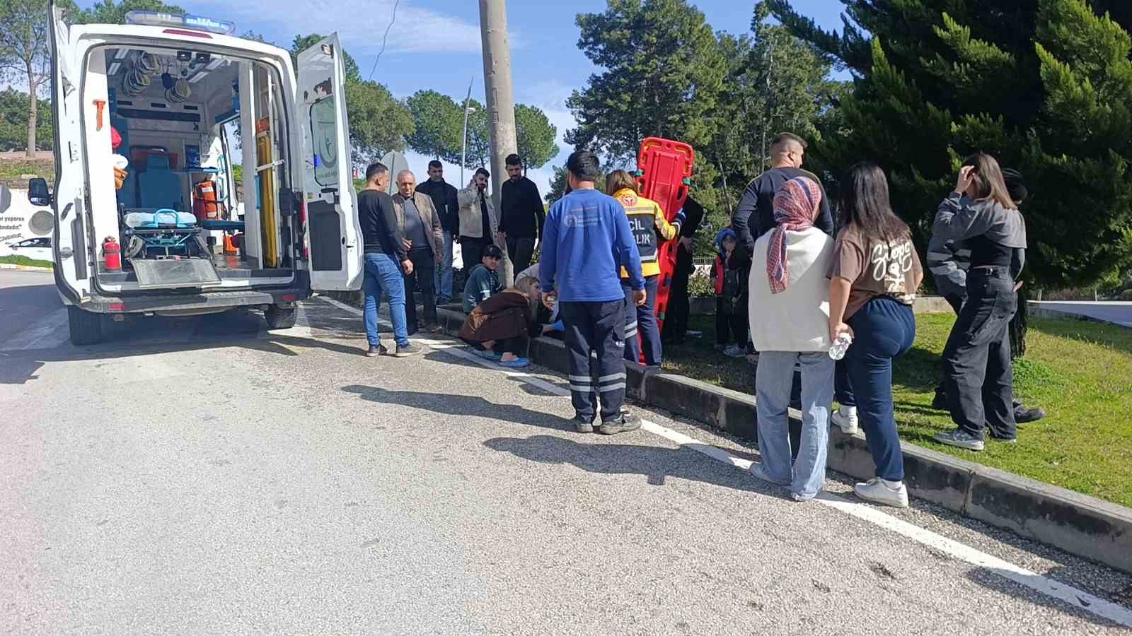 Manavgat’ta motorlu bisiklet takla attı: 1’i ağır 2 yaralı
