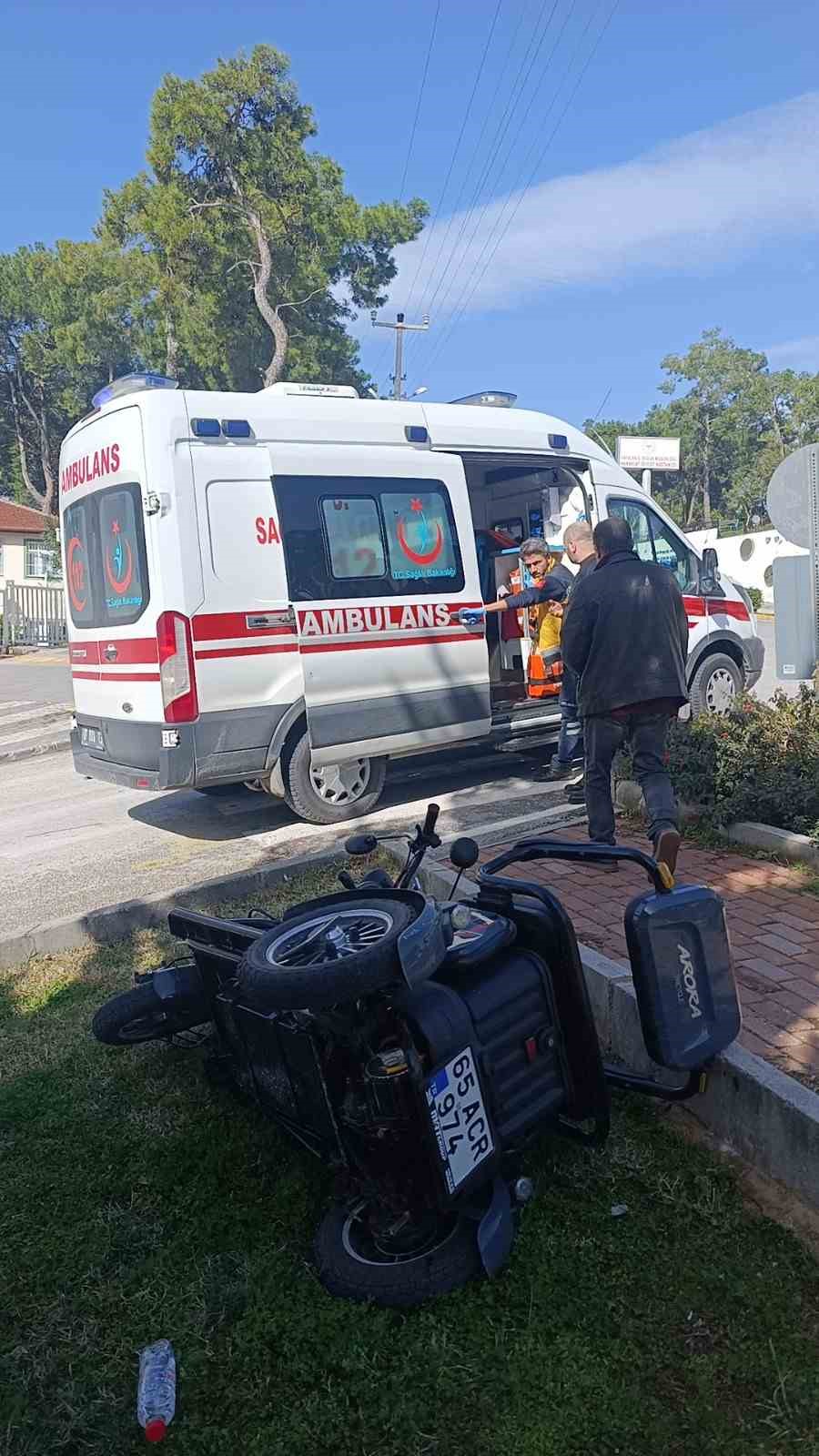 Manavgat’ta motorlu bisiklet takla attı: 1’i ağır 2 yaralı
