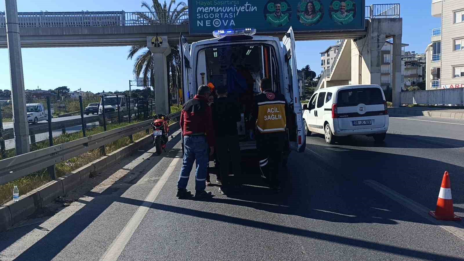 Manavgat’ta otomobil ile çarpışan motosikletli yaralandı
