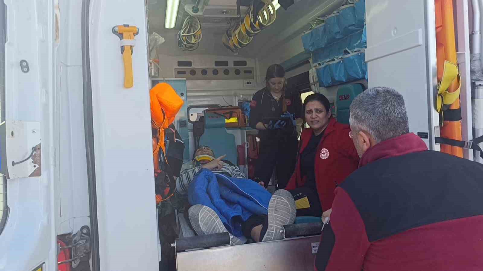 Manavgat’ta otomobil ile çarpışan motosikletli yaralandı
