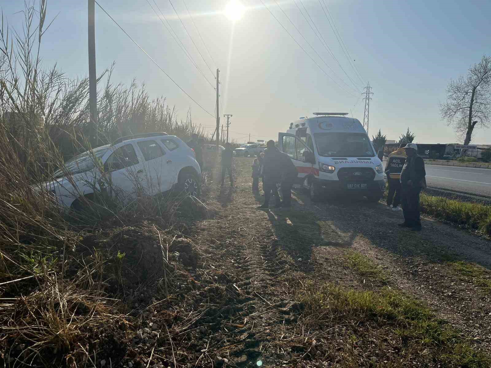 Manavgat’ta otomobil tarlaya uçtu, sürücü kazayı burnu bile kanamadan atlattı
