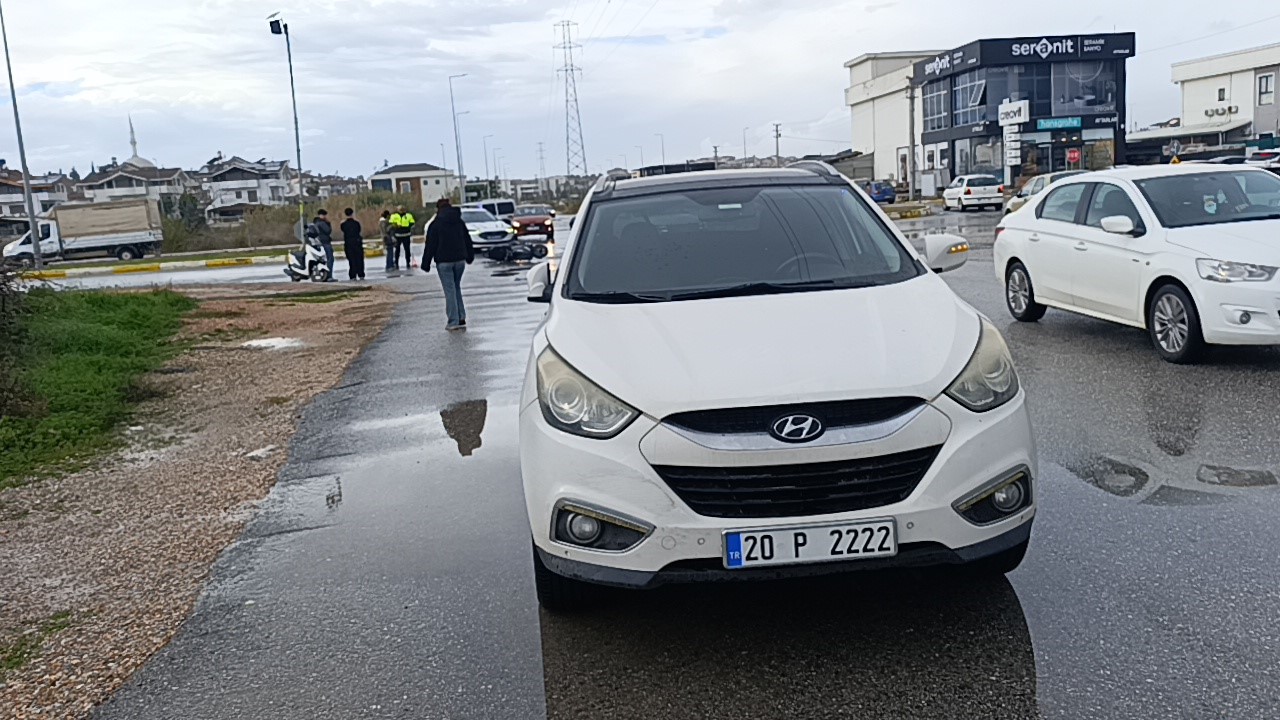 Manavgat’ta otomobille çarpışan motosikletli yaralandı
