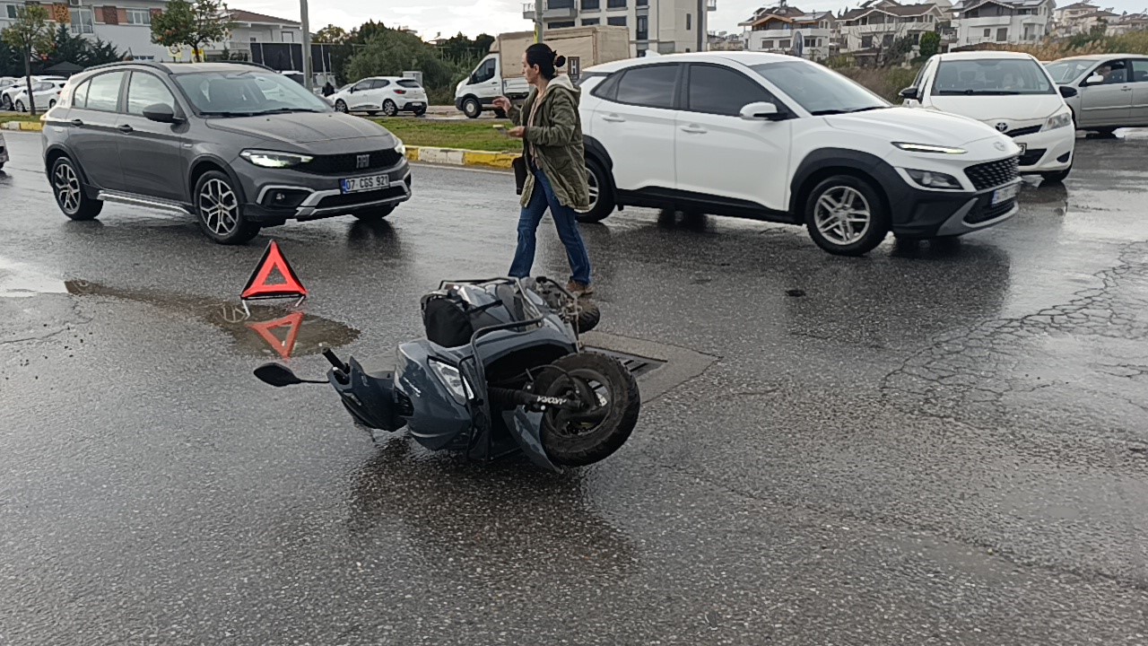 Manavgat’ta otomobille çarpışan motosikletli yaralandı

