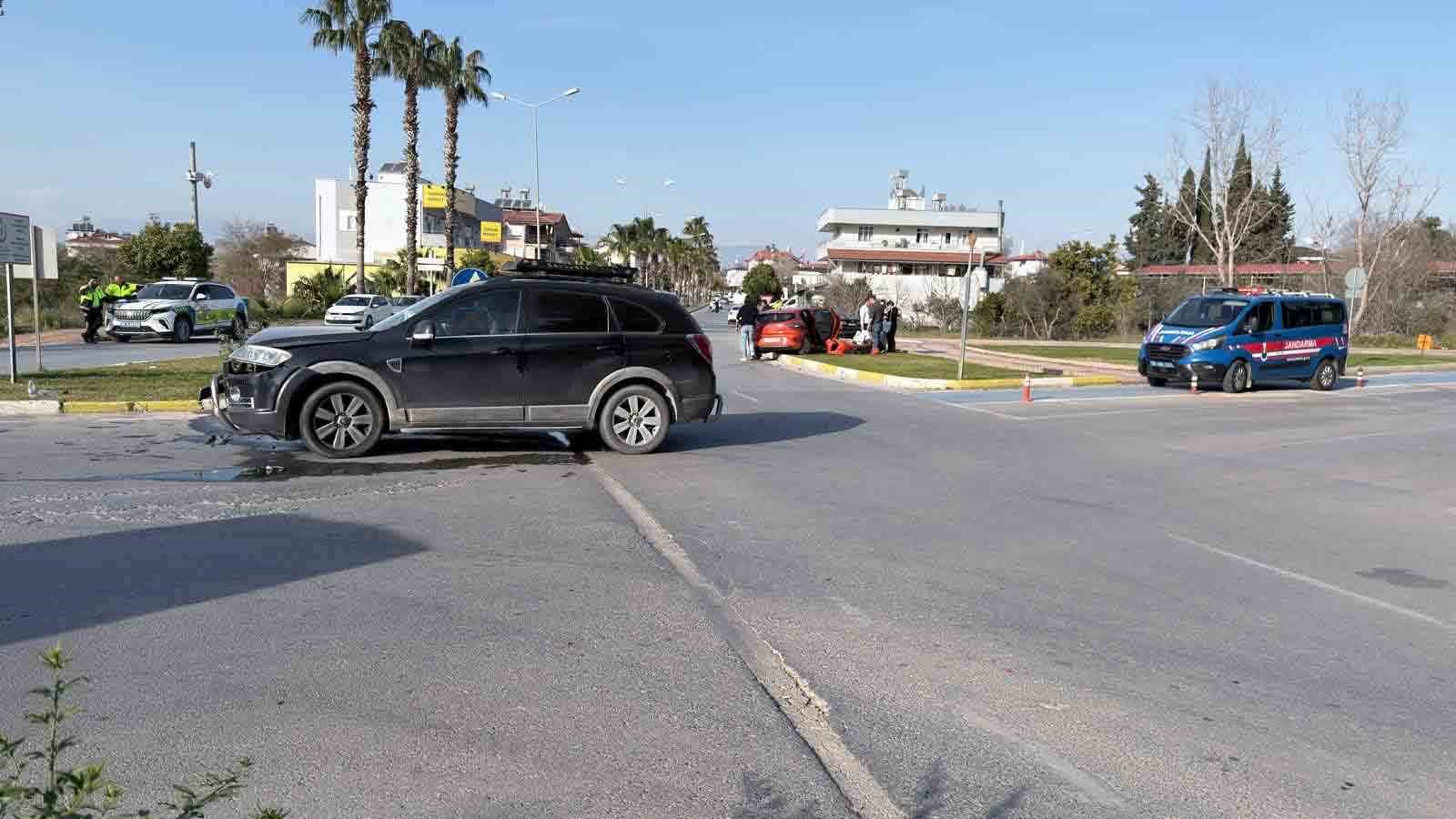 Manavgat’ta otomobiller çarpıştı: 2 kişi yaralı
