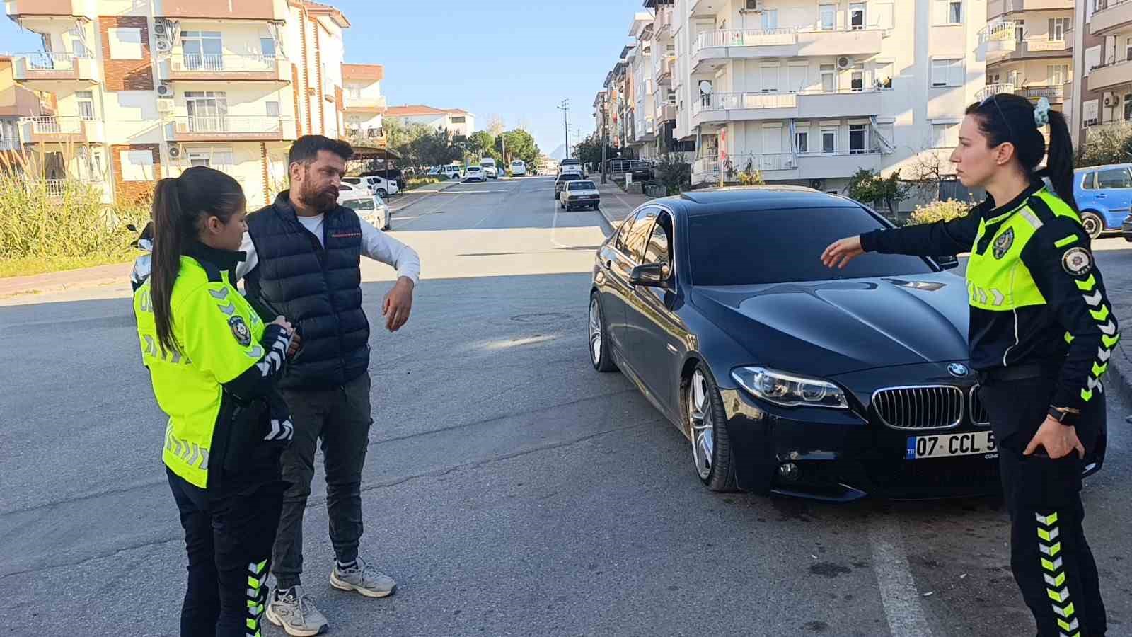 Manavgat’ta park halindeki otomobile çarpan motosikletli yaralandı
