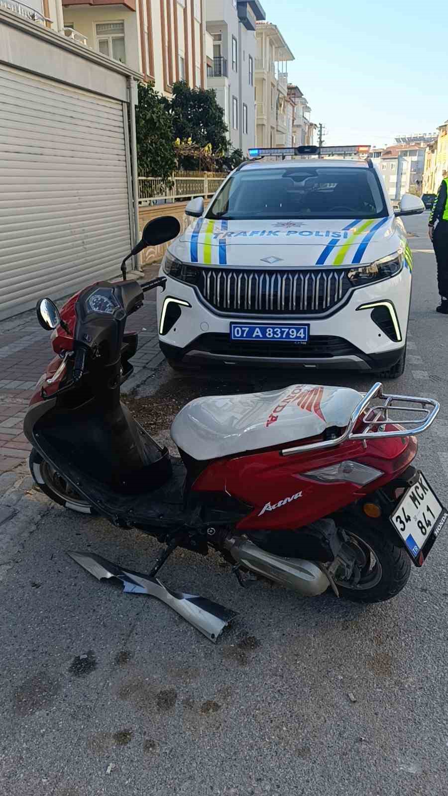 Manavgat’ta park halindeki otomobile çarpan motosikletli yaralandı
