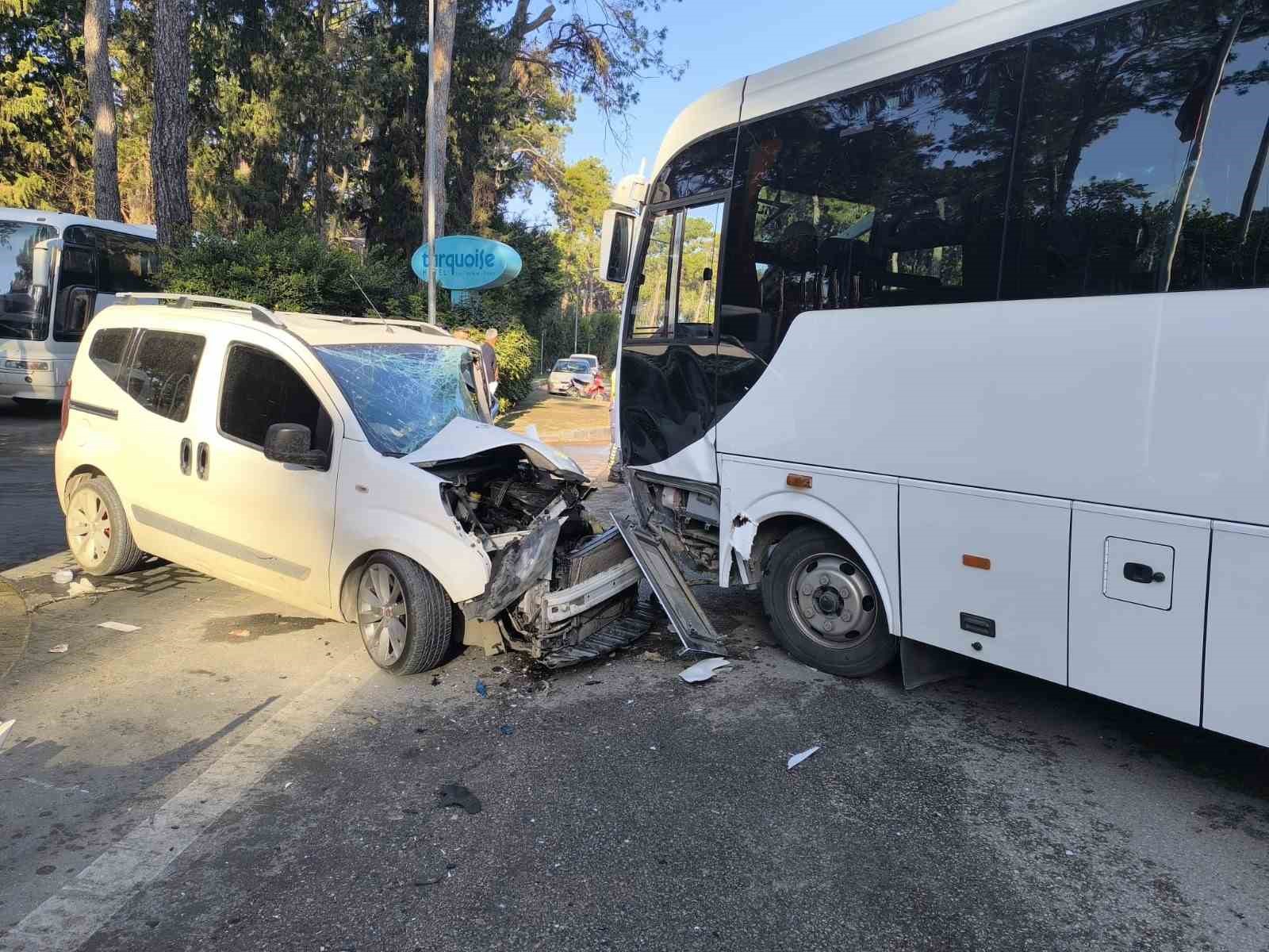 Manavgat’ta servis otobüsü ile hafif ticari araç çarpıştı
