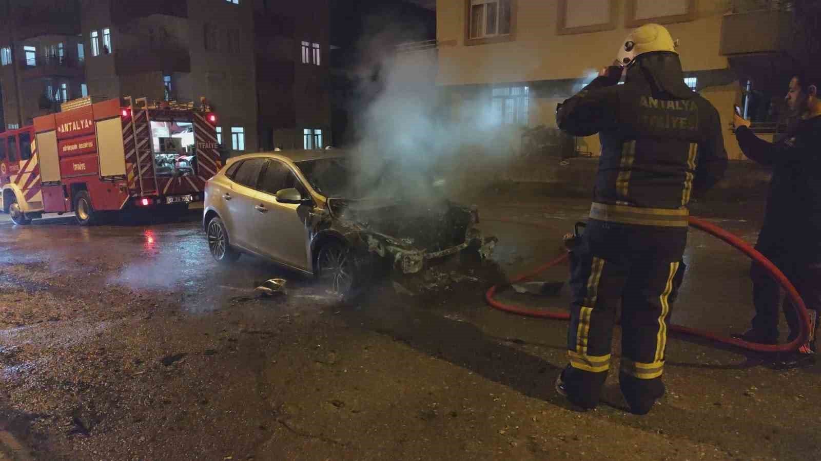 Manavgat’ta seyir halindeki otomobil alev alev yandı
