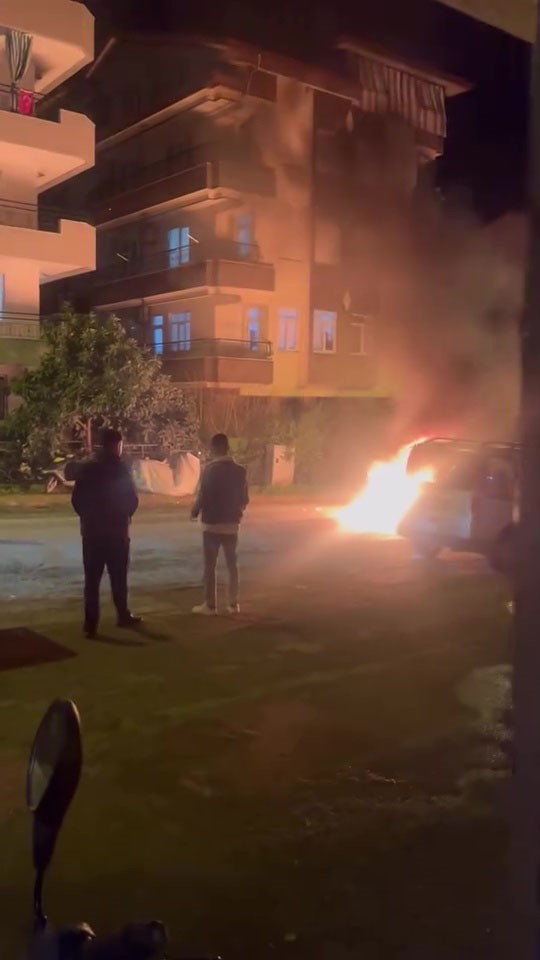 Manavgat’ta seyir halindeki otomobil alev alev yandı
